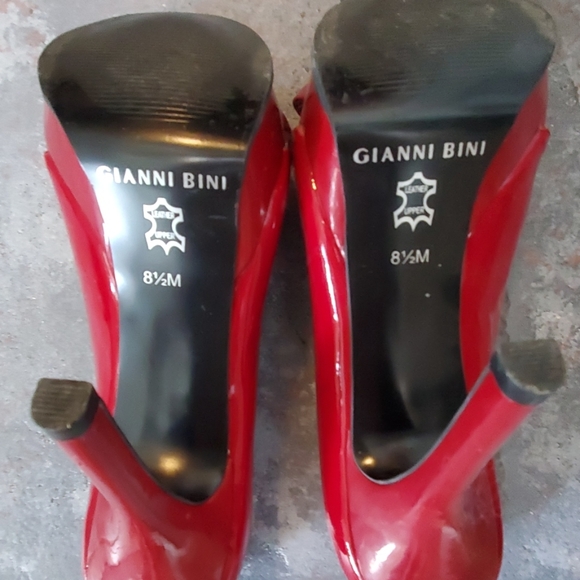 Red Gianni Bini heels - Picture 3 of 4